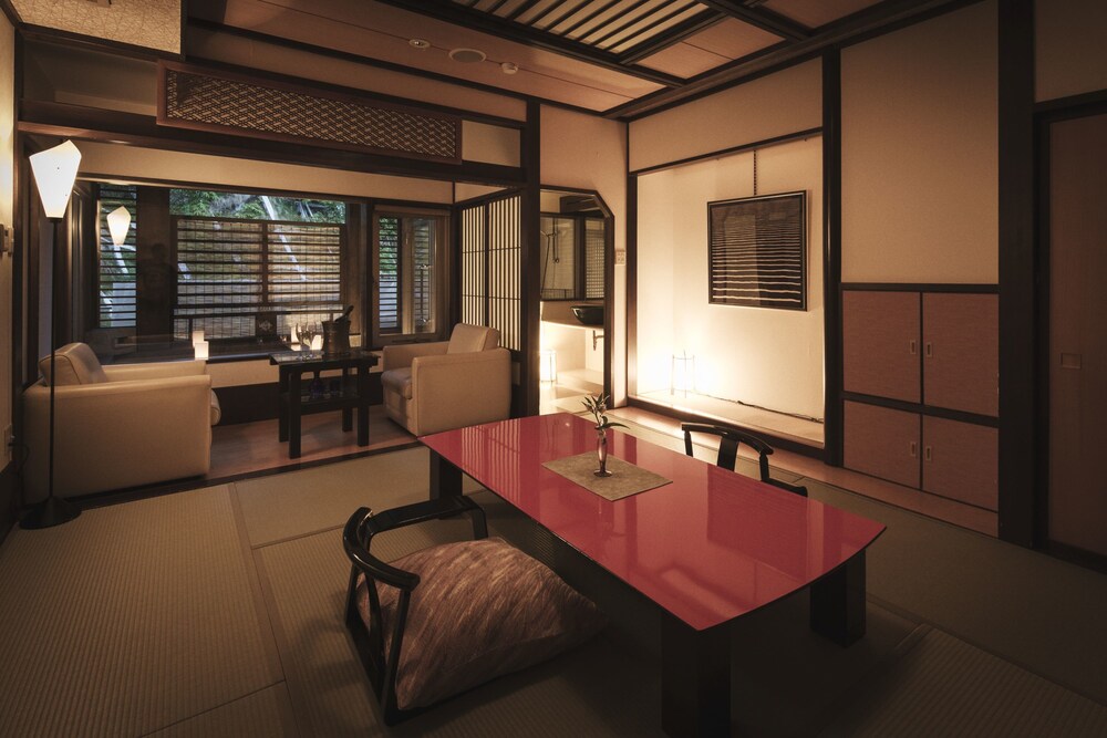 露天風呂付き客室　次の間付き和室 | 深山荘 高見屋