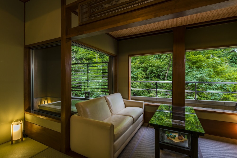 露天風呂付き客室　次の間付き和室 リビング エリア1 | 深山荘 高見屋