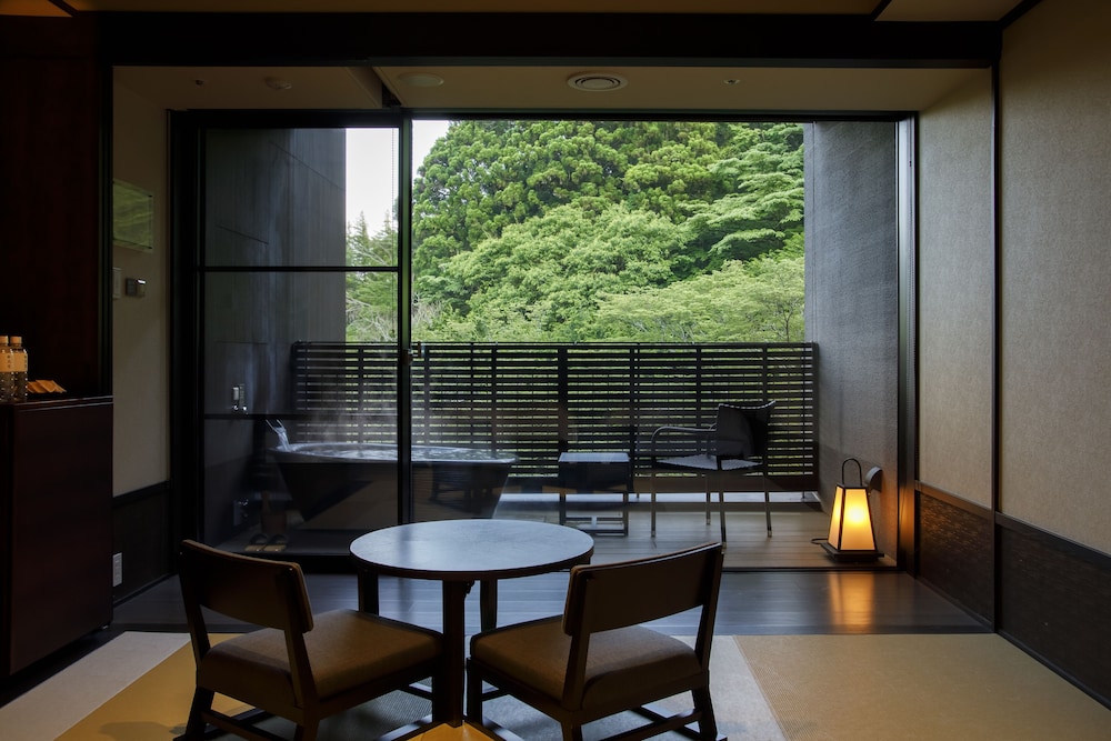 露天風呂付客室 禁煙 (朝食付プラン)(3名以上利用時のみ布団を用意) バスルーム1 | 箱根小涌園 天悠