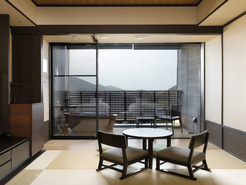 露天風呂付客室 禁煙 夕食 19:00～20:00　カニ＆牛しゃぶしゃぶ夕食付(3名以上利用時のみ布団を用意) 客室5 | 箱根小涌園 天悠