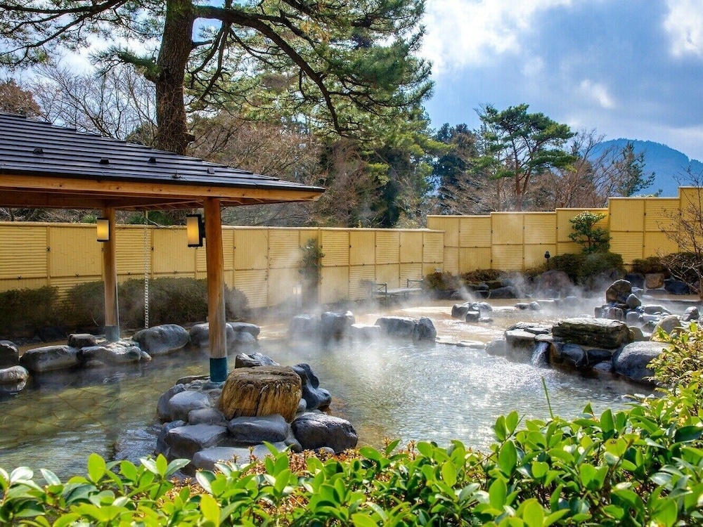 露天風呂付客室 禁煙 (朝食付プラン)(3名以上利用時のみ布団を用意) 客室8 | 箱根小涌園 天悠