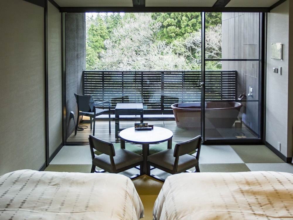 露天風呂付客室 禁煙 (朝食付プラン)(3名以上利用時のみ布団を用意) 客室4 | 箱根小涌園 天悠