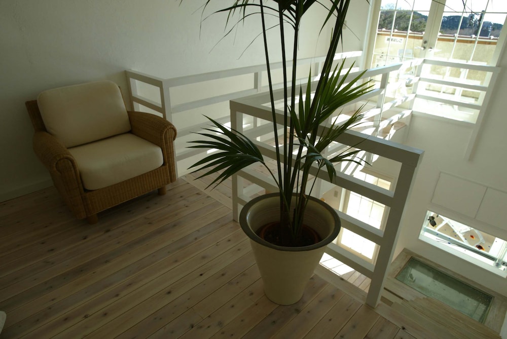 スイート (アイランドスイート 12号室) リビング エリア5 | リゾートホテル コルテラルゴ伊豆高原