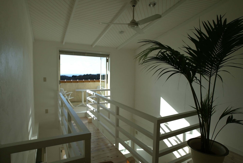 スイート (アイランドスイート 12号室) リビング エリア8 | リゾートホテル コルテラルゴ伊豆高原