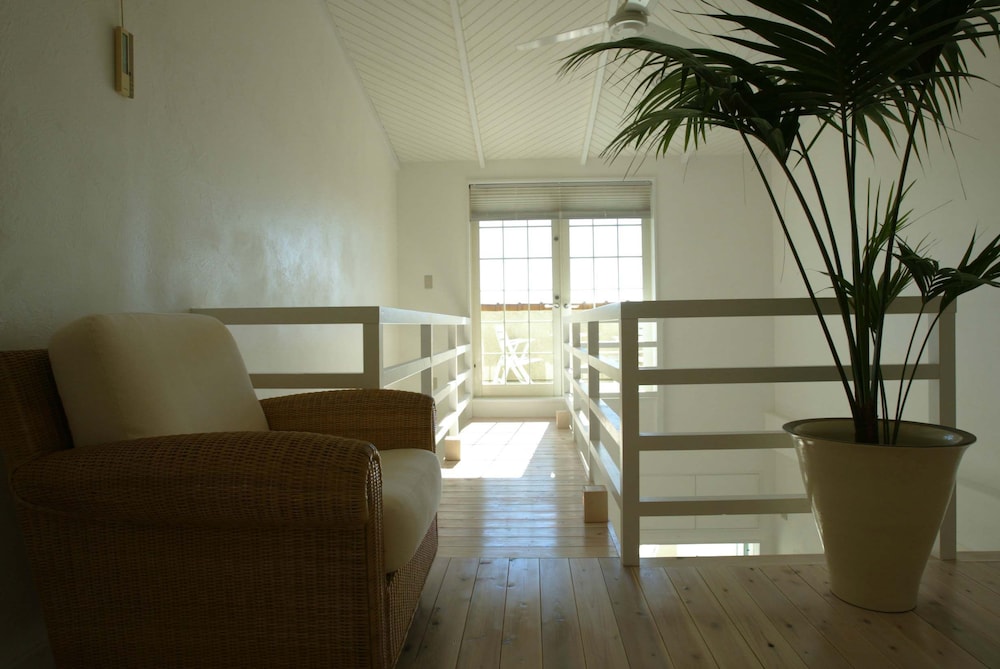 スイート (アイランドスイート 12号室) リビング エリア4 | リゾートホテル コルテラルゴ伊豆高原