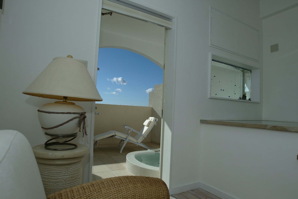 スイート (アイランドスイート 12号室) リビング エリア2 | リゾートホテル コルテラルゴ伊豆高原