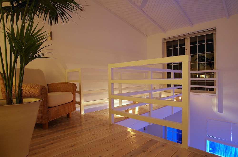 スイート (アイランドスイート 12号室) リビング エリア7 | リゾートホテル コルテラルゴ伊豆高原