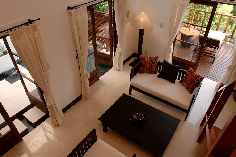 スイート (バリスイート45号室) リビング エリア7 | リゾートホテル コルテラルゴ伊豆高原