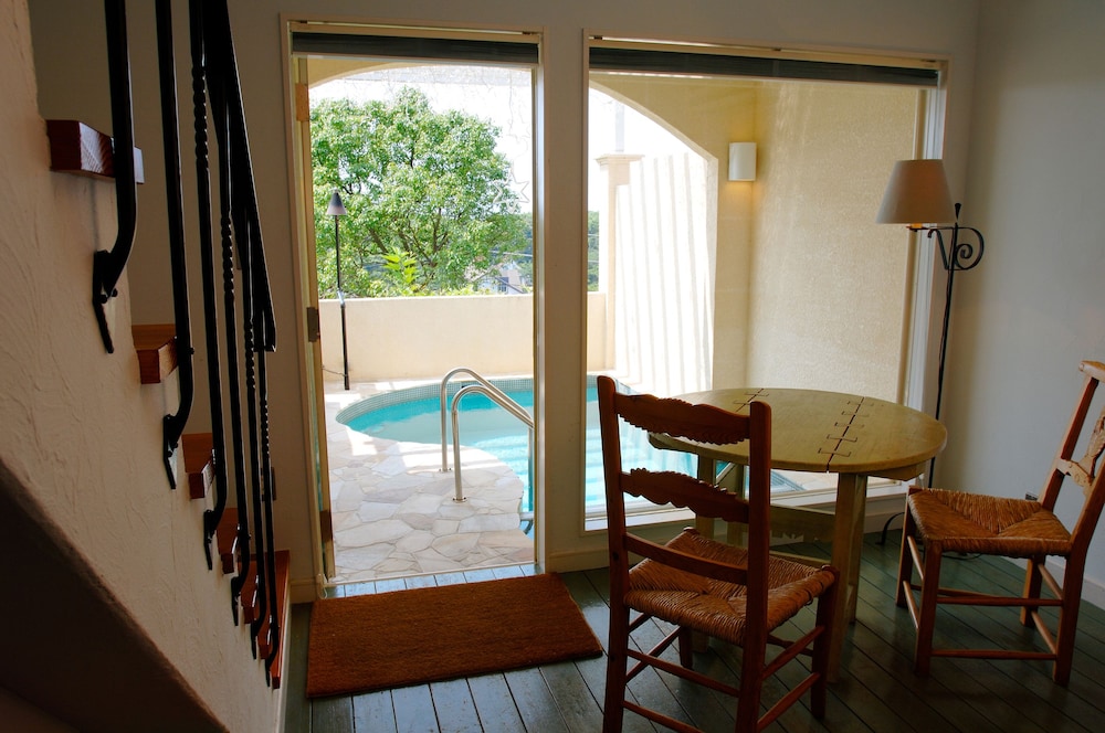 スイート (地中海スイート23号室) リビング エリア1 | リゾートホテル コルテラルゴ伊豆高原