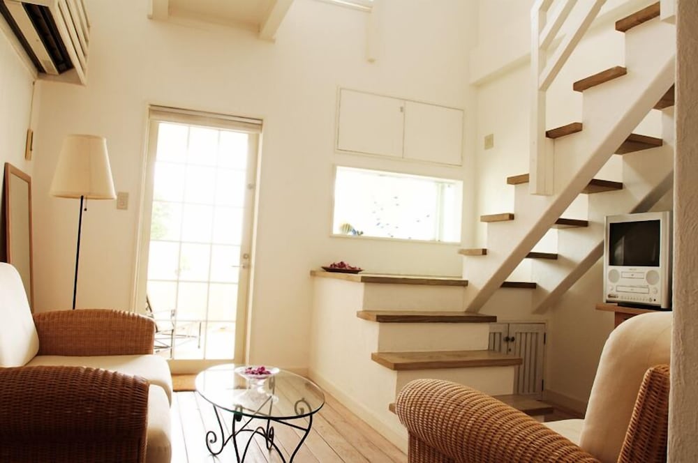 スイート (アイランドスイート 12号室) リビング エリア9 | リゾートホテル コルテラルゴ伊豆高原