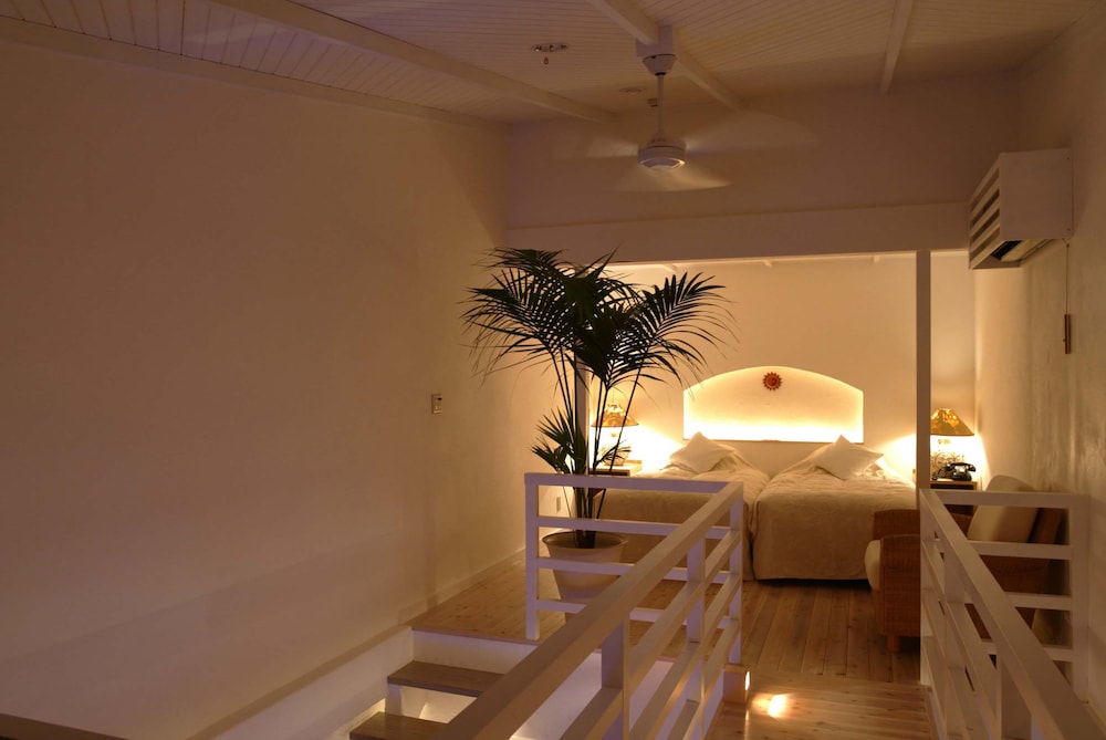 スイート (アイランドスイート 12号室) 客室1 | リゾートホテル コルテラルゴ伊豆高原