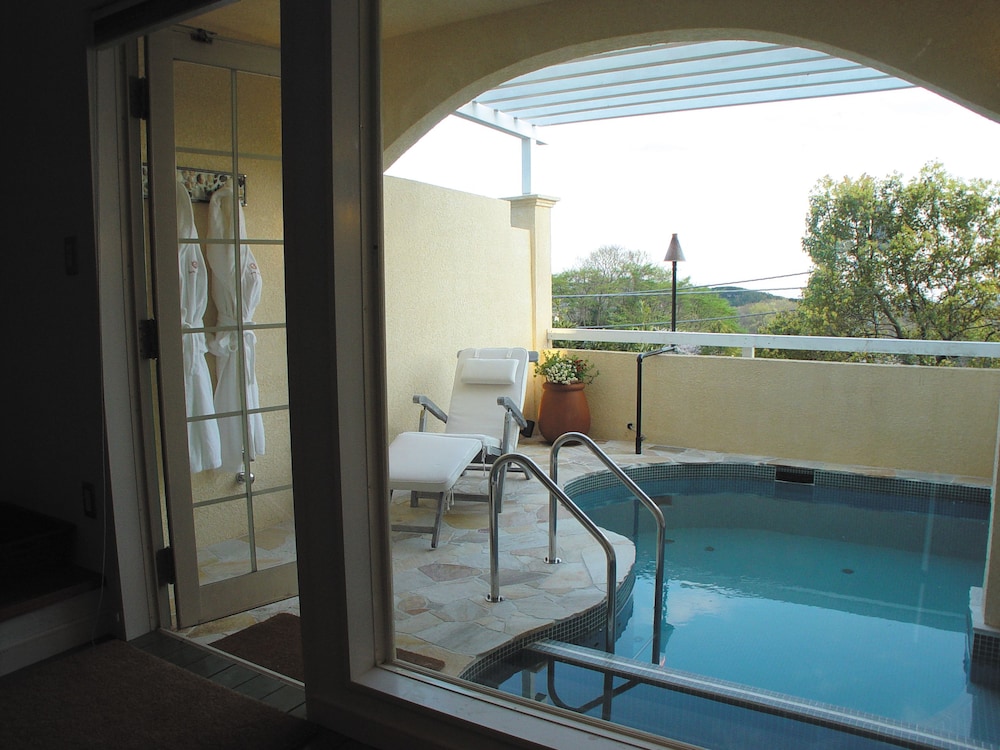 スイート (地中海スイート23号室) リビング エリア3 | リゾートホテル コルテラルゴ伊豆高原