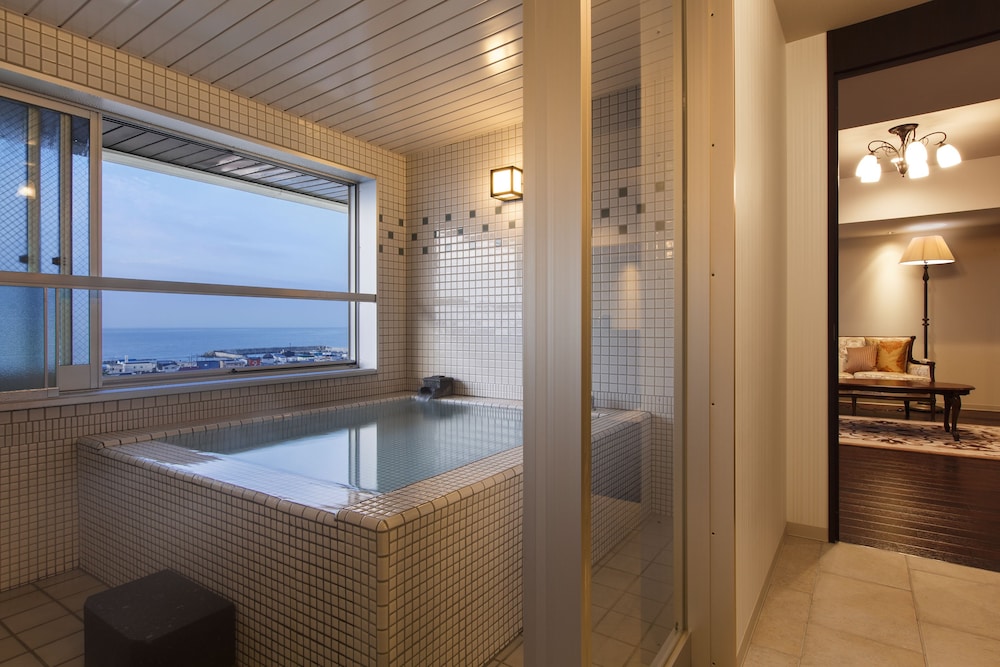 展望風呂付ツインルーム 深めの浴槽0 | HAKODATE 海峡の風