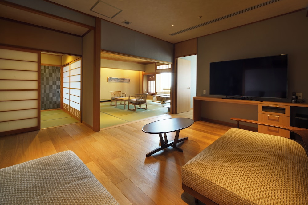 別邸峰の界 富山湾ビュースイートルーム 禁煙 リビング エリア0 | 金太郎温泉