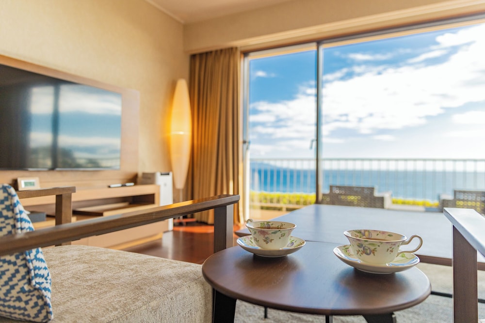 ロイヤル スイート リビング エリア0 | 伊豆今井浜東急ホテル