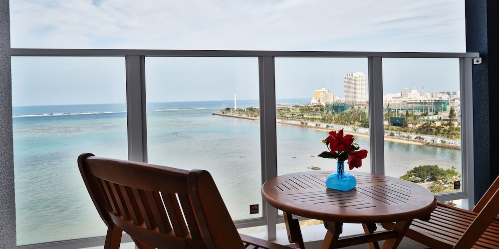 スタンダード ダブルルーム 禁煙 ビーチビュー バルコニーからの眺望1 | ビーチフロントタワーミハマ by DSH