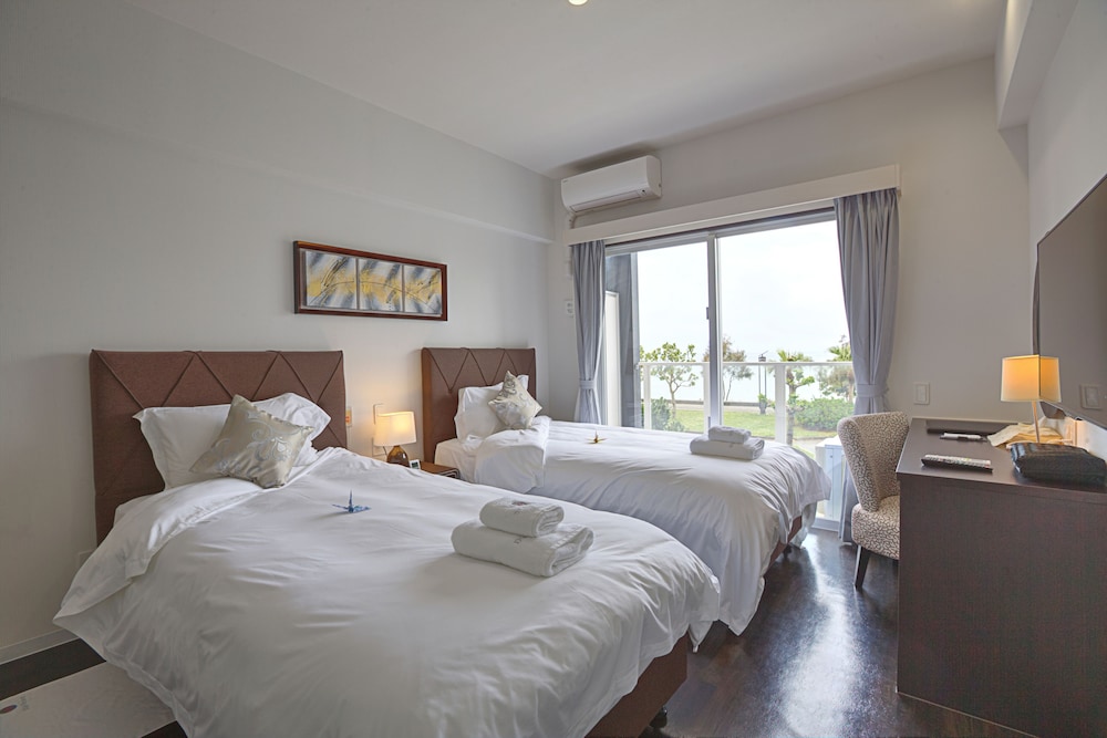 デラックス ツインルーム シングルベッド 2 台 車いす対応 禁煙 客室1 | ビーチフロントタワーミハマ by DSH