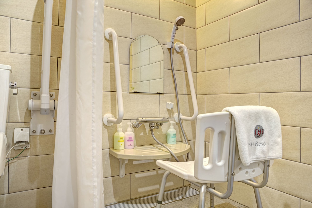 デラックス ツインルーム シングルベッド 2 台 車いす対応 禁煙 客室の設備とサービス0 | ビーチフロントタワーミハマ by DSH