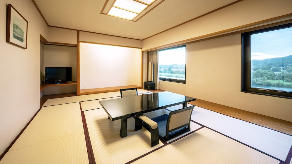 スイート リバービュー (6 Futon Japanese Style) 客室1 | ANAホリデイ・イン岩手北上 by IHG