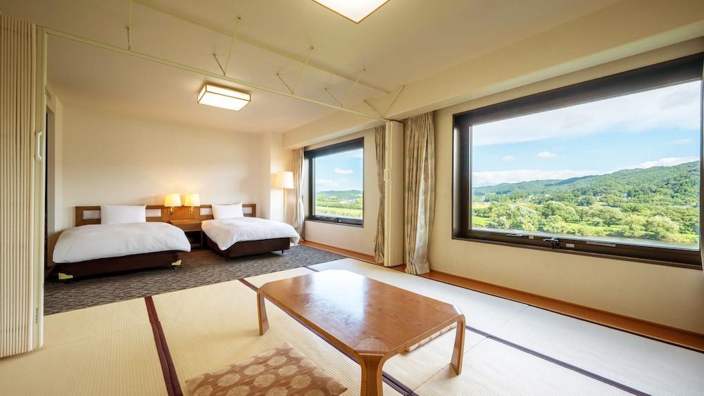 スイート シングルベッド 2 台 (4 Futon Japense & Western Style) 客室1 | ANAホリデイ・イン岩手北上 by IHG