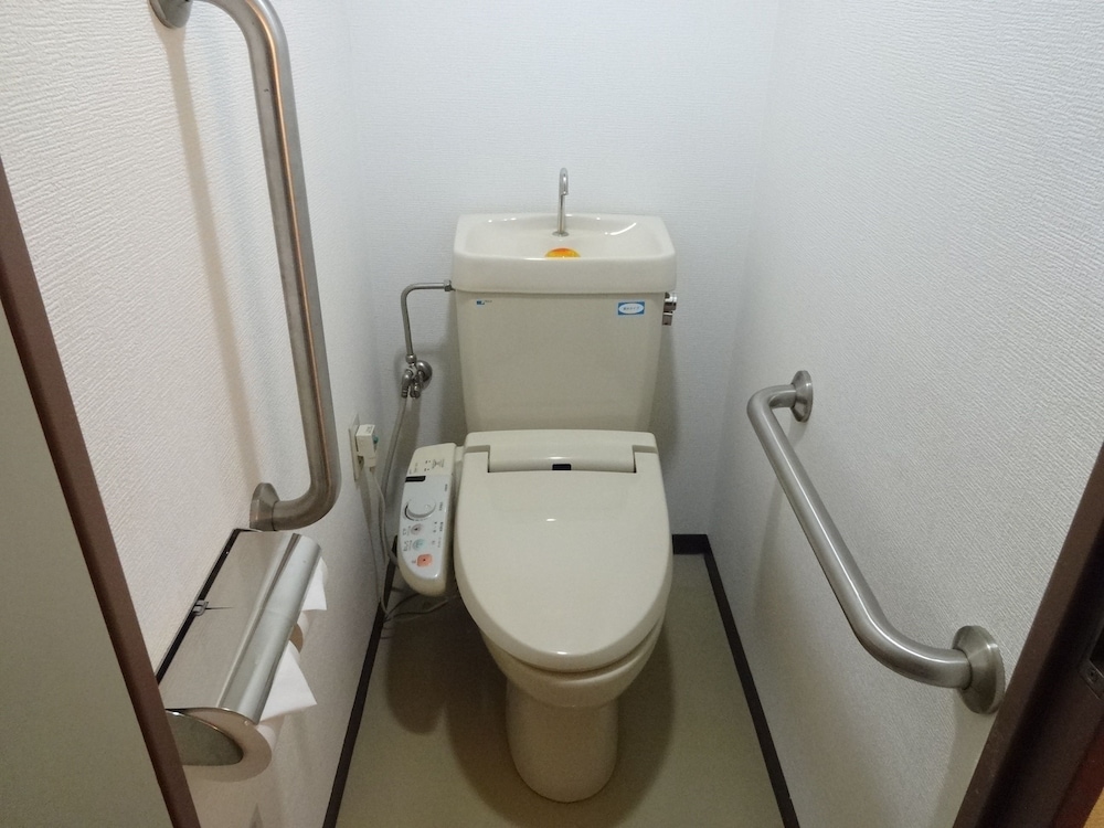 和室3名 洗面手洗い付 バスルーム0 | T & K ホステル 神戸三宮東 (旧 : 豊多屋ホステル 三宮東)