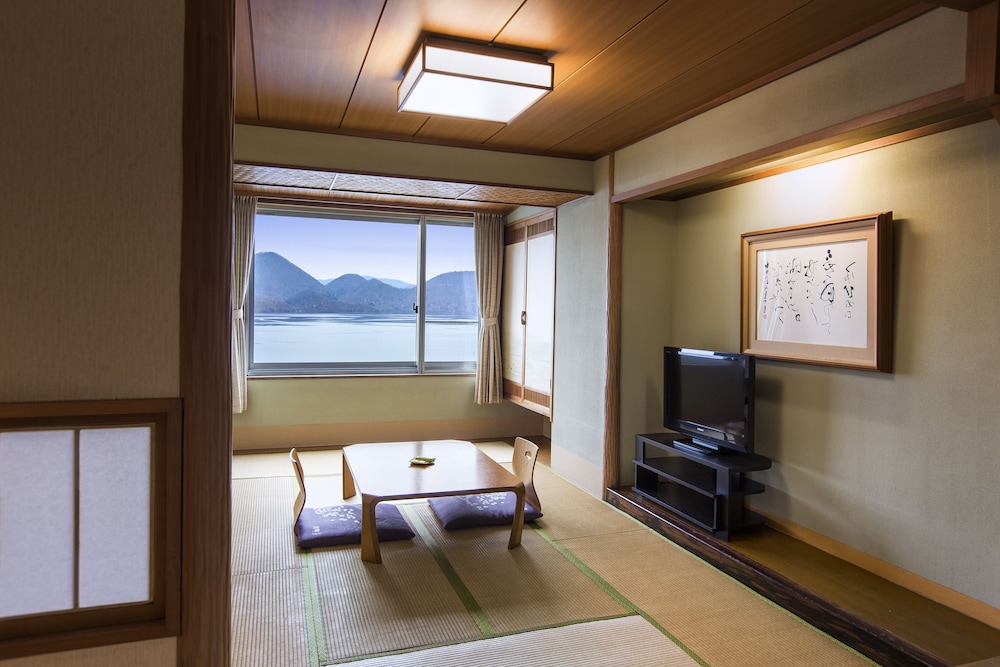 Japanese-style room, Lake View(buffet) 客室1 | 洞爺 湖畔亭