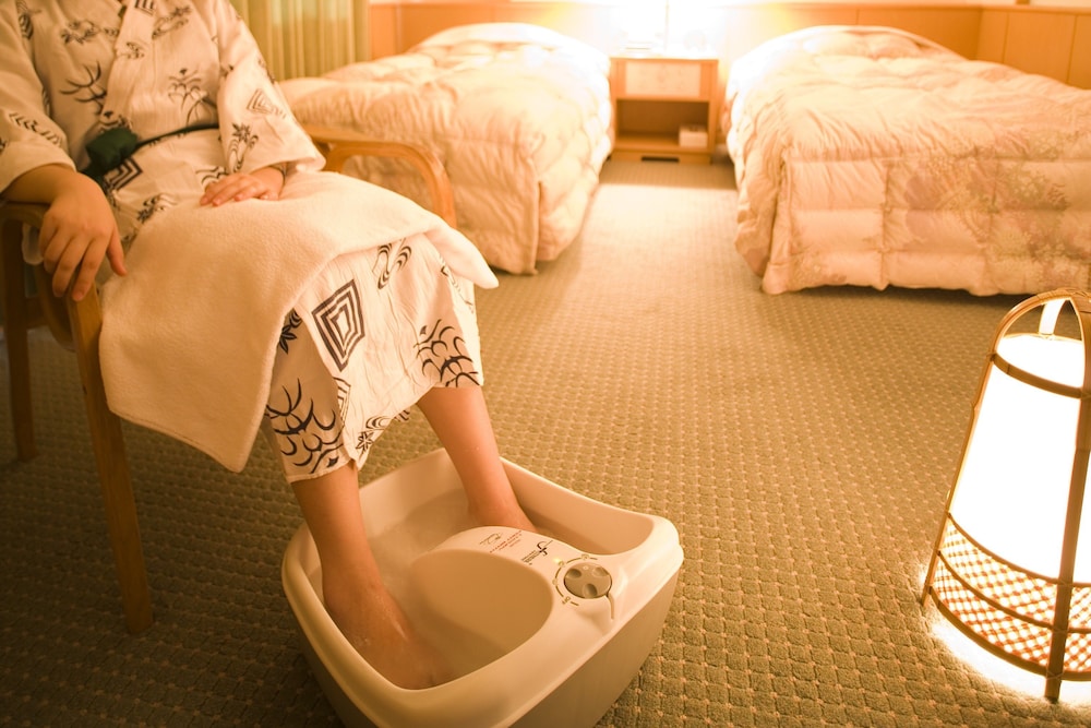 リラクゼーションルーム (和洋室) ディナーバイキング 禁煙 客室3 | 登別 石水亭