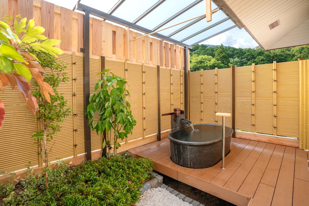 [2階純和室] 源泉掛流し露天風呂+個別庭園 バスルーム3 | 奈良偲の里 玉翠 (6 歳以上)