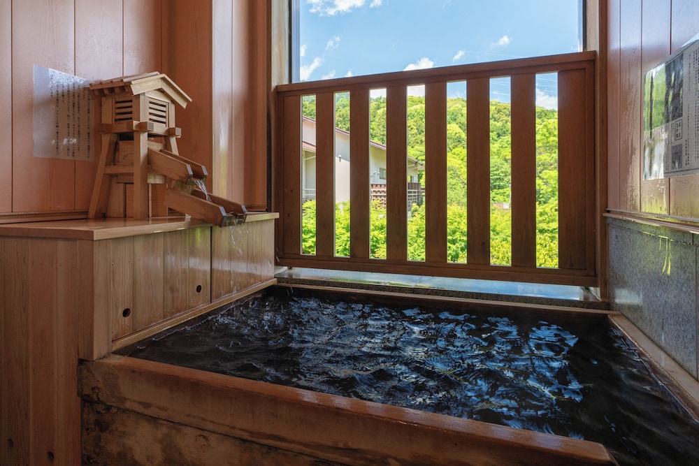 [和風庭園一望 2階和洋室] 源泉掛流し半露天風呂 バスルーム1 | 奈良偲の里 玉翠 (6 歳以上)