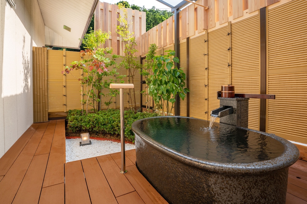 [2階純和室] 源泉掛流し露天風呂+個別庭園 バスルーム2 | 奈良偲の里 玉翠 (6 歳以上)
