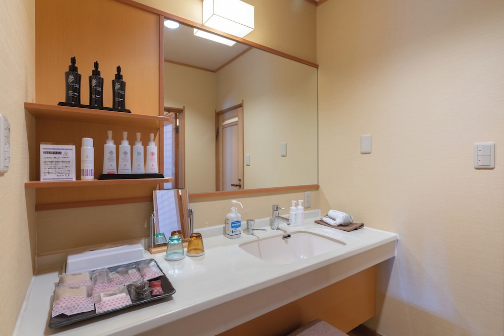 【和風庭園一望 2階和洋室 テラス付】源泉掛流し半露天風呂 バスルーム0 | 奈良偲の里 玉翠 (6 歳以上)