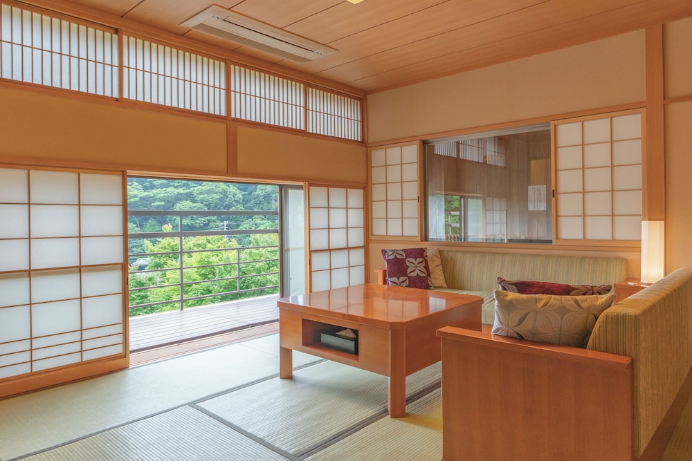 【和風庭園一望 2階和洋室 テラス付】源泉掛流し半露天風呂 | 奈良偲の里 玉翠 (6 歳以上)