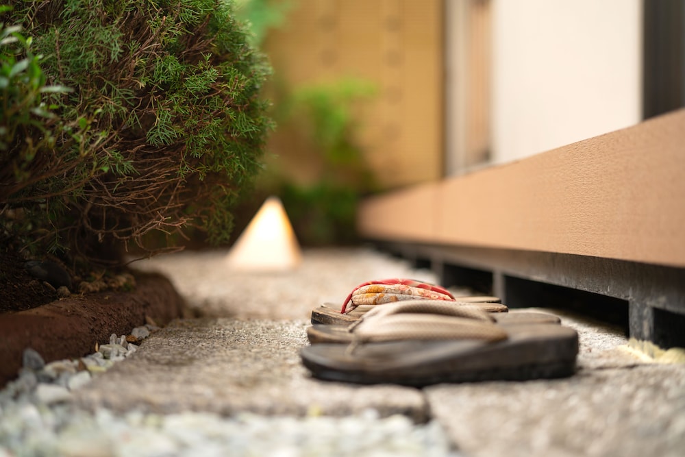 [2階和室] 源泉掛流し露天風呂+半露天風呂+個別庭園 客室の設備とサービス0 | 奈良偲の里 玉翠 (6 歳以上)