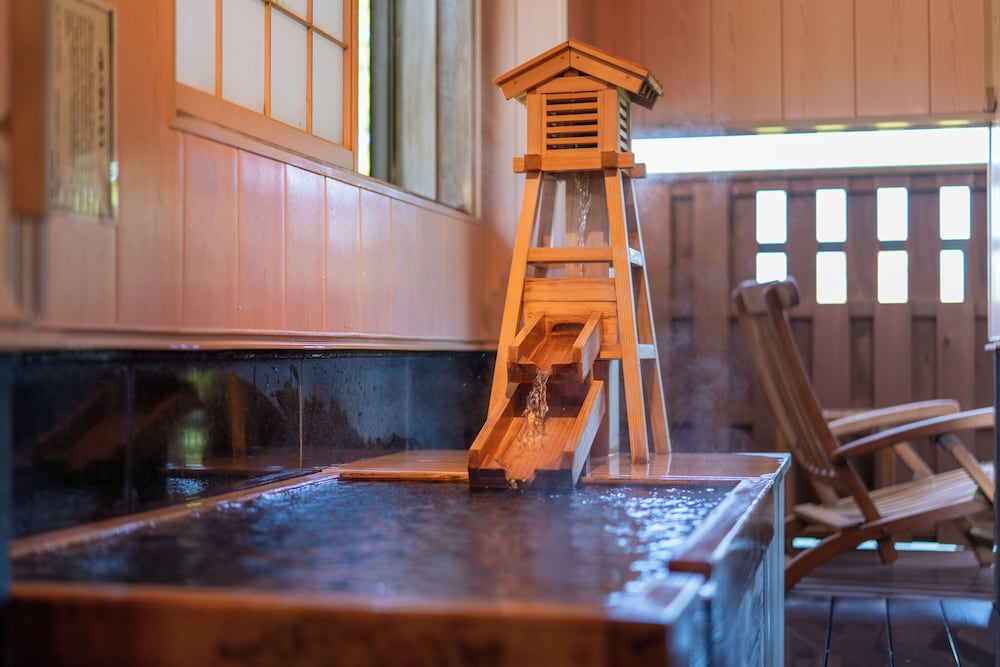 【和風庭園一望 2階和洋室 テラス付】源泉掛流し半露天風呂 バスルーム1 | 奈良偲の里 玉翠 (6 歳以上)