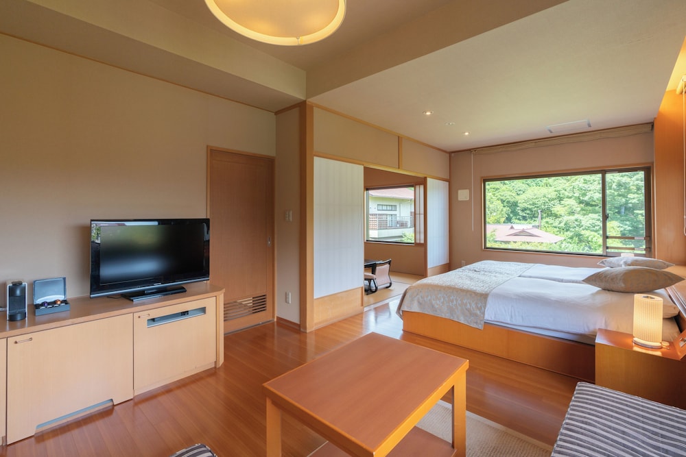 [和風庭園一望 2階和洋特別室 角部屋] 源泉掛流し半露天風呂 | 奈良偲の里 玉翠 (6 歳以上)