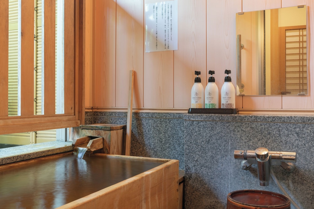 [2階和室] 源泉掛流し露天風呂+半露天風呂+個別庭園 バスルーム0 | 奈良偲の里 玉翠 (6 歳以上)