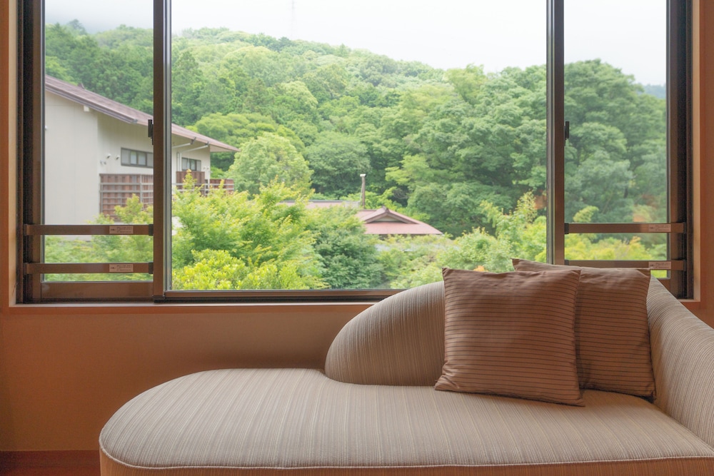 [和風庭園一望 2階和洋室] 源泉掛流し半露天風呂 バルコニーからの眺望0 | 奈良偲の里 玉翠 (6 歳以上)