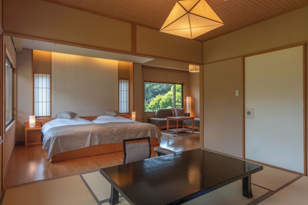 [和風庭園一望 2階和洋特別室 角部屋] 源泉掛流し半露天風呂 客室5 | 奈良偲の里 玉翠 (6 歳以上)