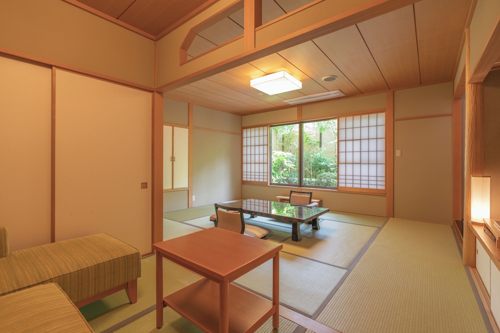 [2階純和室] 源泉掛流し露天風呂+個別庭園 客室5 | 奈良偲の里 玉翠 (6 歳以上)