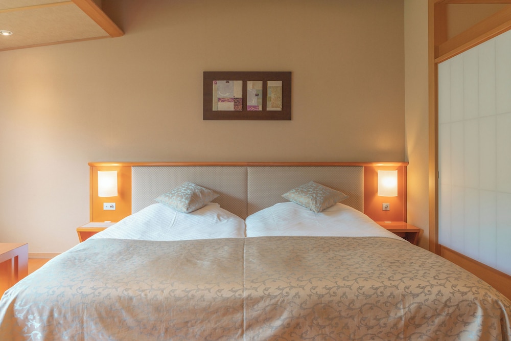 [和風庭園一望 2階和洋室] 源泉掛流し半露天風呂 客室1 | 奈良偲の里 玉翠 (6 歳以上)