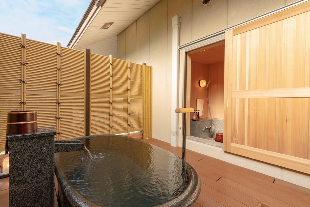 [2階純和室] 源泉掛流し露天風呂+個別庭園 バスルーム4 | 奈良偲の里 玉翠 (6 歳以上)