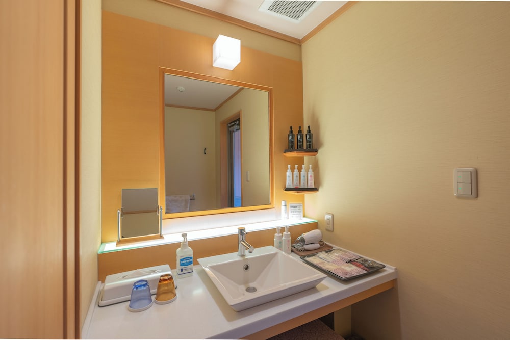 [和風庭園一望 2階和洋室] 源泉掛流し半露天風呂 バスルーム0 | 奈良偲の里 玉翠 (6 歳以上)