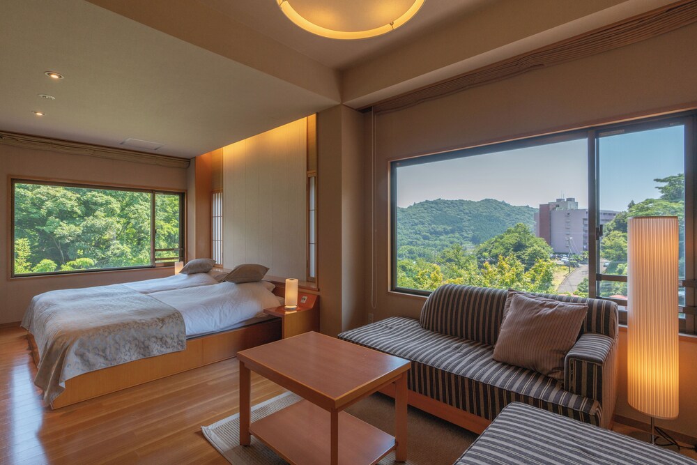 [和風庭園一望 2階和洋特別室 角部屋] 源泉掛流し半露天風呂 バルコニーからの眺望0 | 奈良偲の里 玉翠 (6 歳以上)