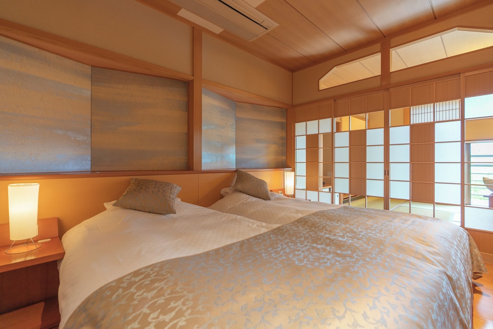 【和風庭園一望 2階和洋室 テラス付】源泉掛流し半露天風呂 客室3 | 奈良偲の里 玉翠 (6 歳以上)