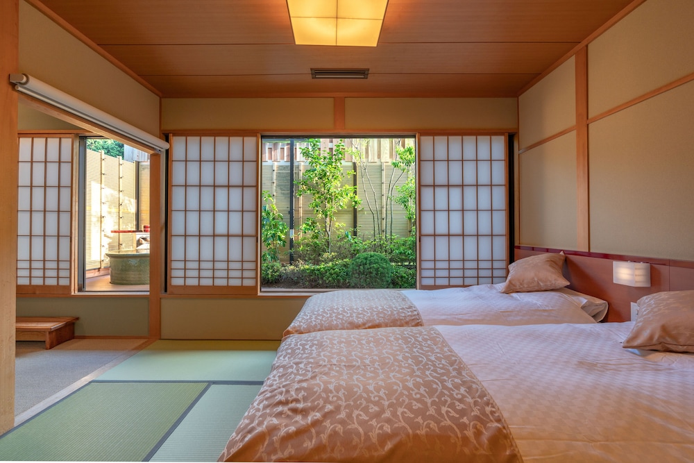 [2階和室] 源泉掛流し露天風呂+半露天風呂+個別庭園 客室4 | 奈良偲の里 玉翠 (6 歳以上)