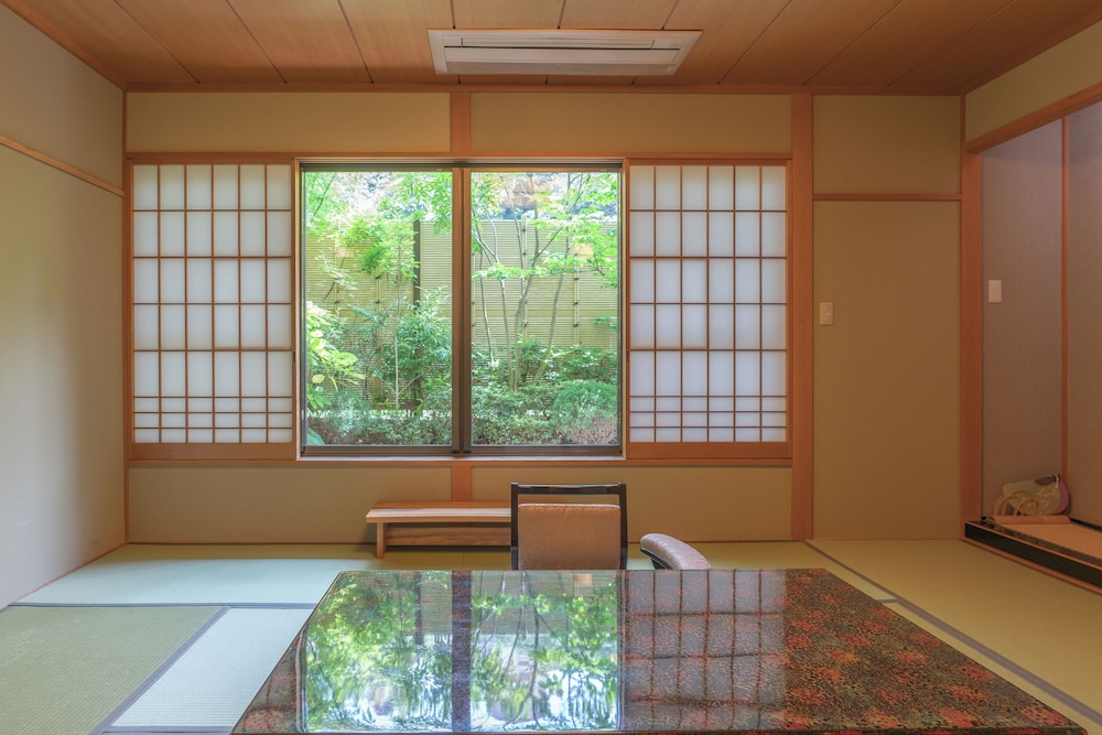 [2階純和室] 源泉掛流し露天風呂+個別庭園 客室3 | 奈良偲の里 玉翠 (6 歳以上)