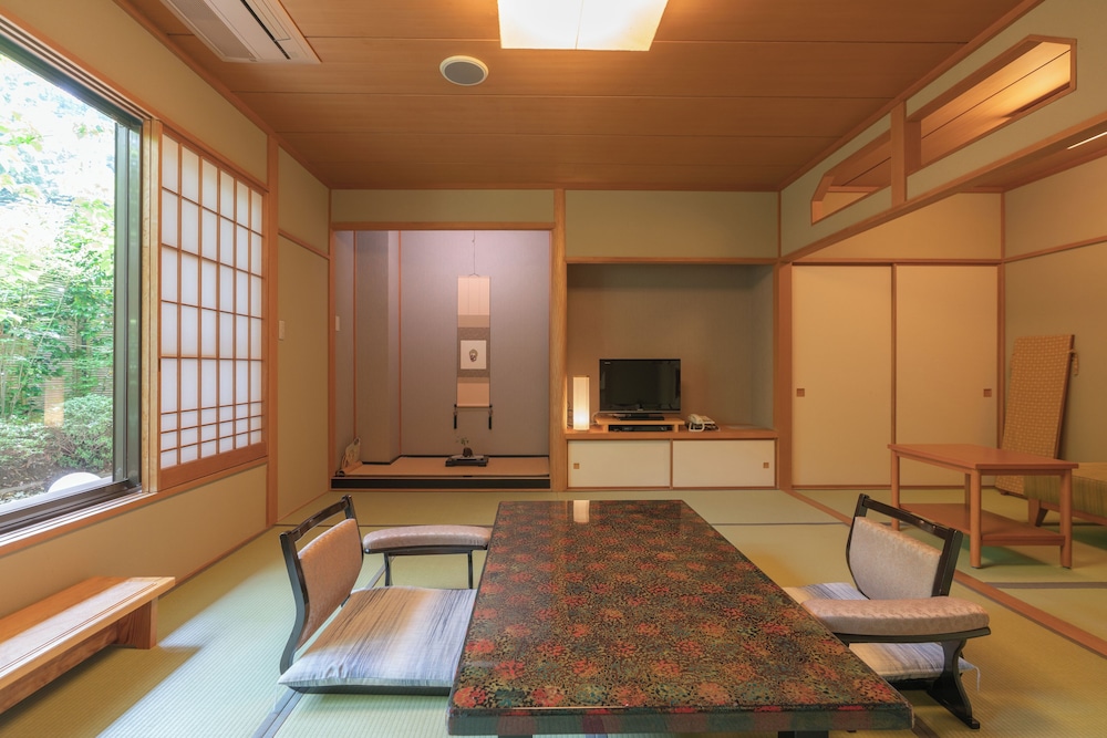 [2階純和室] 源泉掛流し露天風呂+個別庭園 客室4 | 奈良偲の里 玉翠 (6 歳以上)