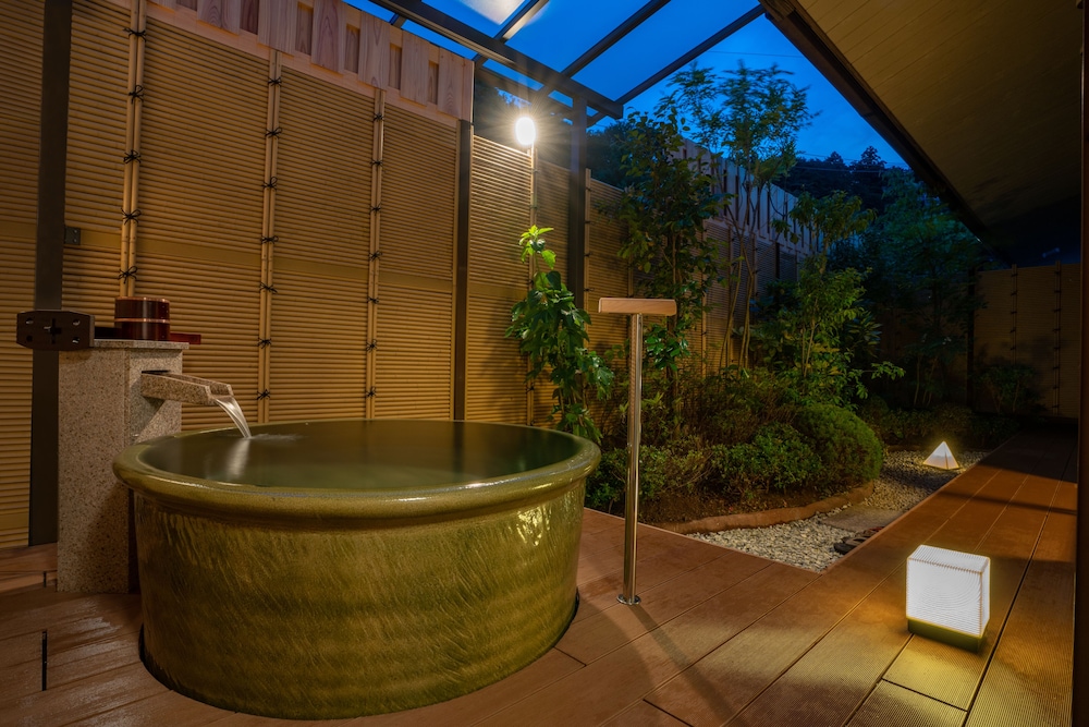 [2階和室] 源泉掛流し露天風呂+半露天風呂+個別庭園 バスルーム2 | 奈良偲の里 玉翠 (6 歳以上)