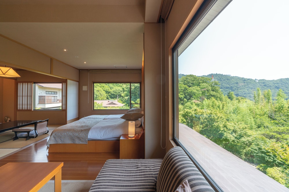 [和風庭園一望 2階和洋特別室 角部屋] 源泉掛流し半露天風呂 客室1 | 奈良偲の里 玉翠 (6 歳以上)