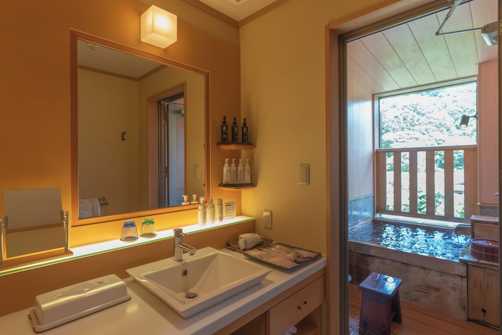 [和風庭園一望 2階和洋特別室 角部屋] 源泉掛流し半露天風呂 バスルーム1 | 奈良偲の里 玉翠 (6 歳以上)